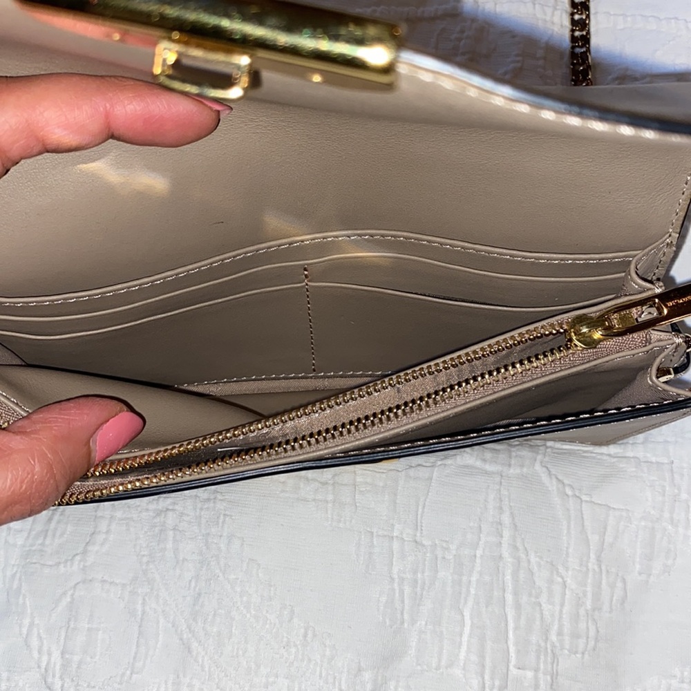 Authentic Burberry WOC in excellent condition. - Picture 5 of 7